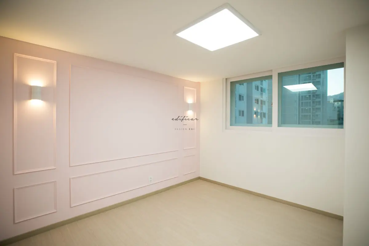 핑크 웨인스코팅이 돋보이는 로맨틱 침실 인테리어